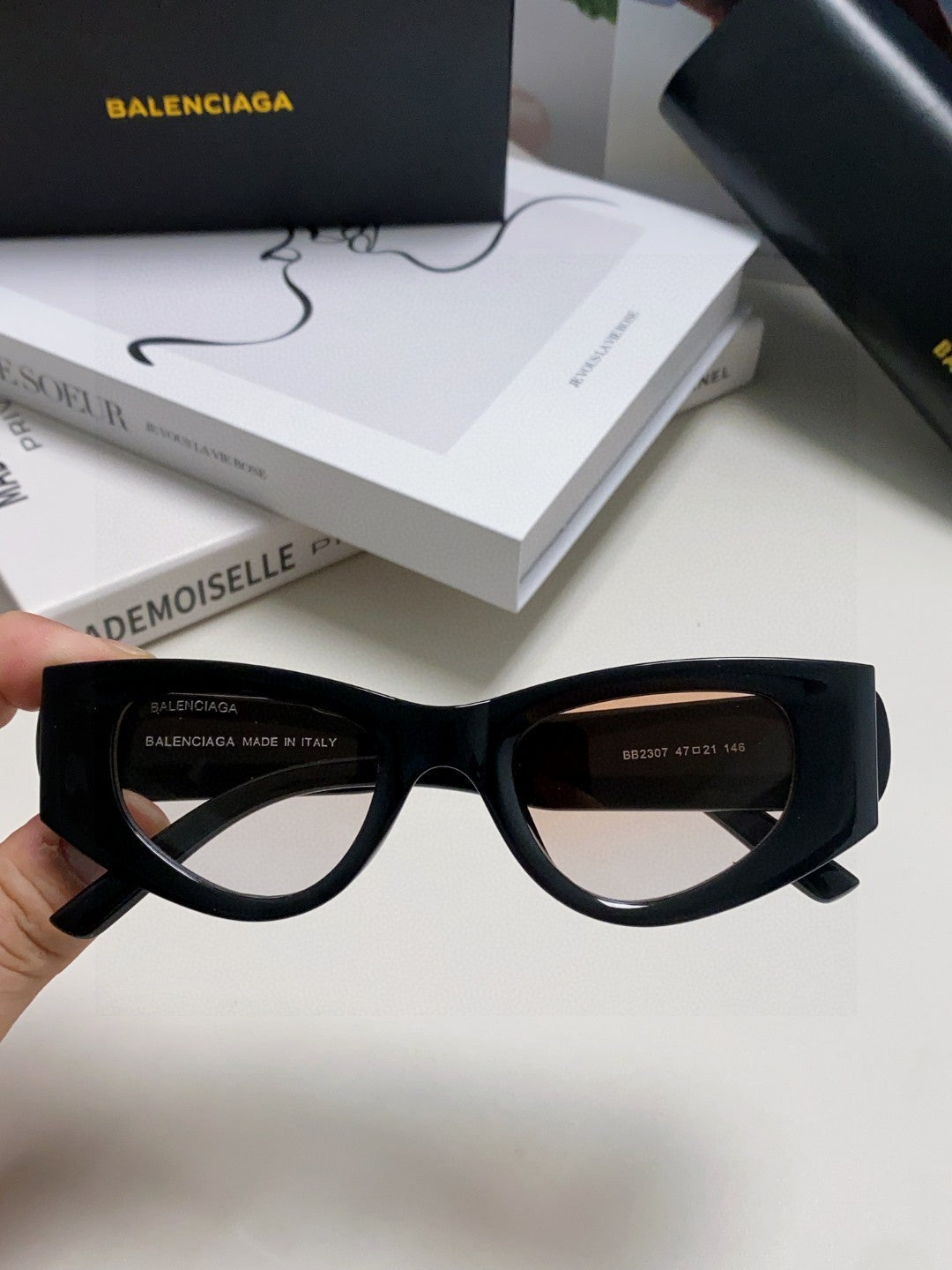 Balenciaga Polarized Cat-Eye Gray Lens Sunglasses for Men & Women - detail image 3