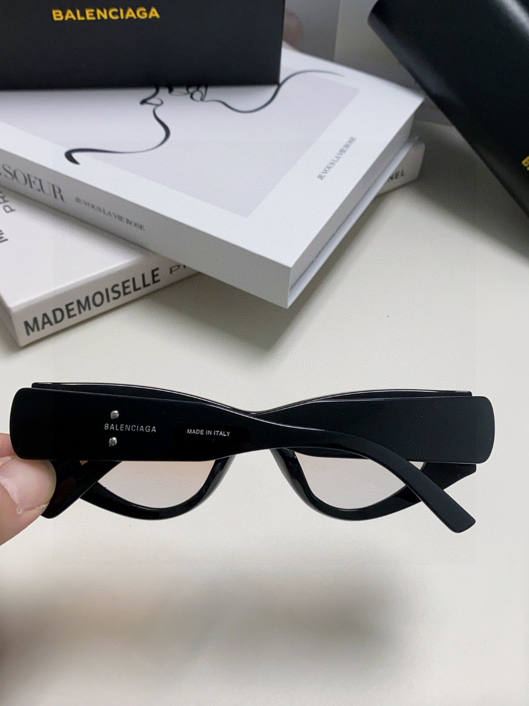 Balenciaga Polarized Cat-Eye Gray Lens Sunglasses for Men & Women - detail image 4