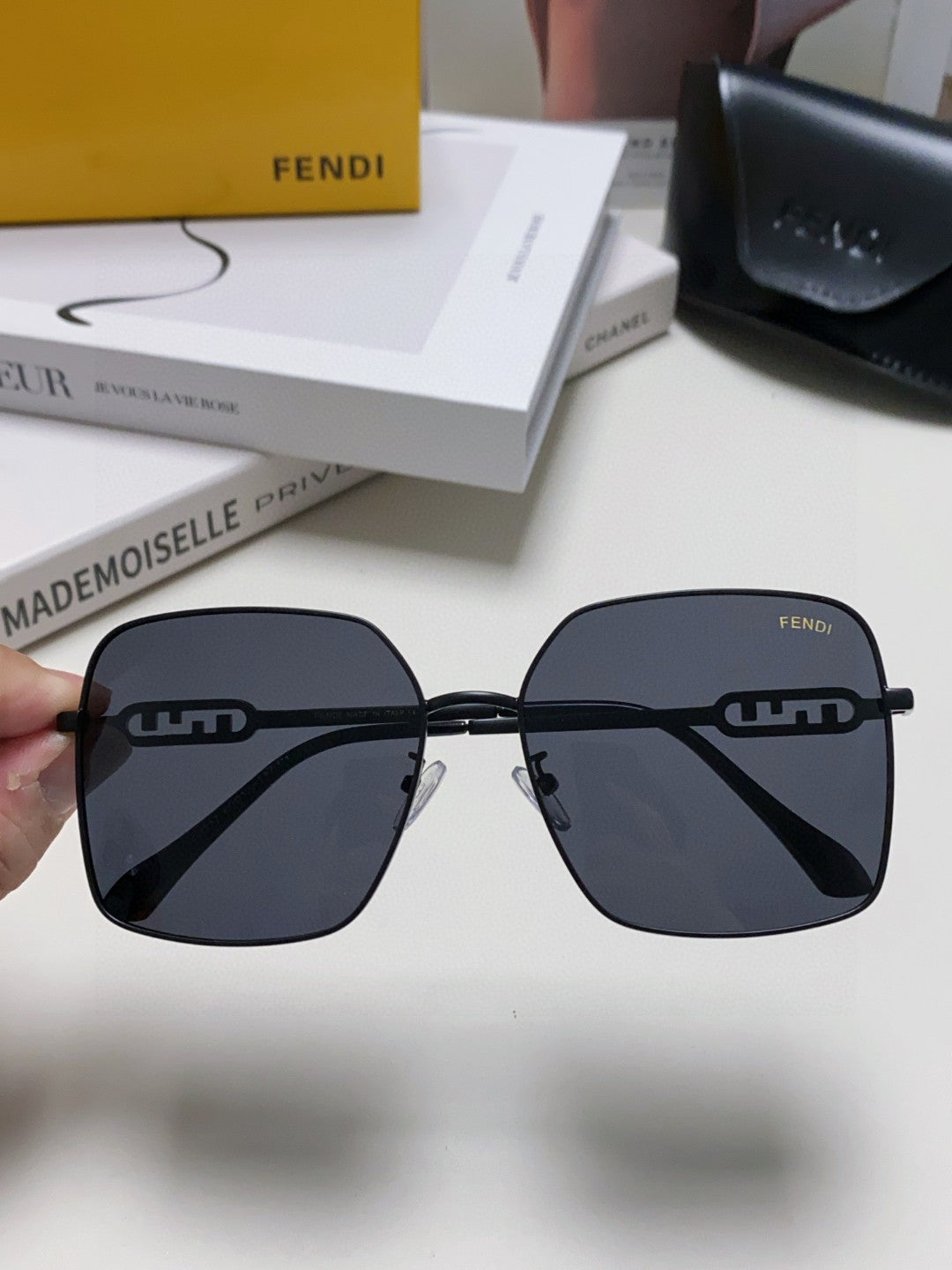 Fendi Polarized Metal Oversized Black Lens Sunglasses for Women - 358751 - detail image 3
