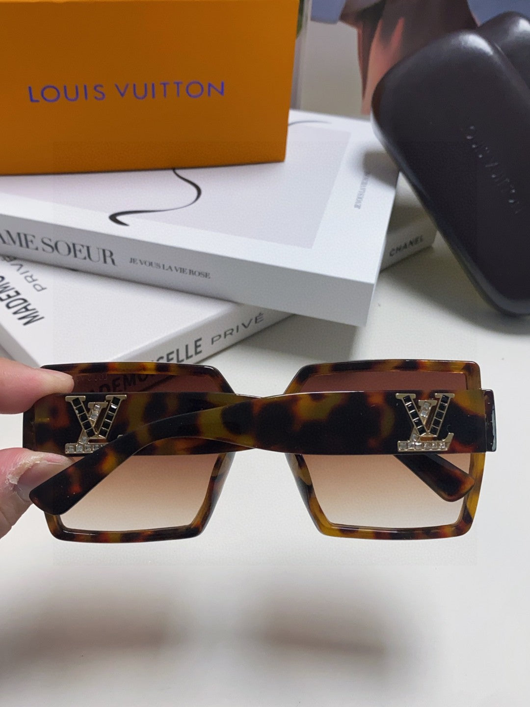 Louis Vuitton Square Red Lens Sunglasses for Women - 414916 - detail image 4