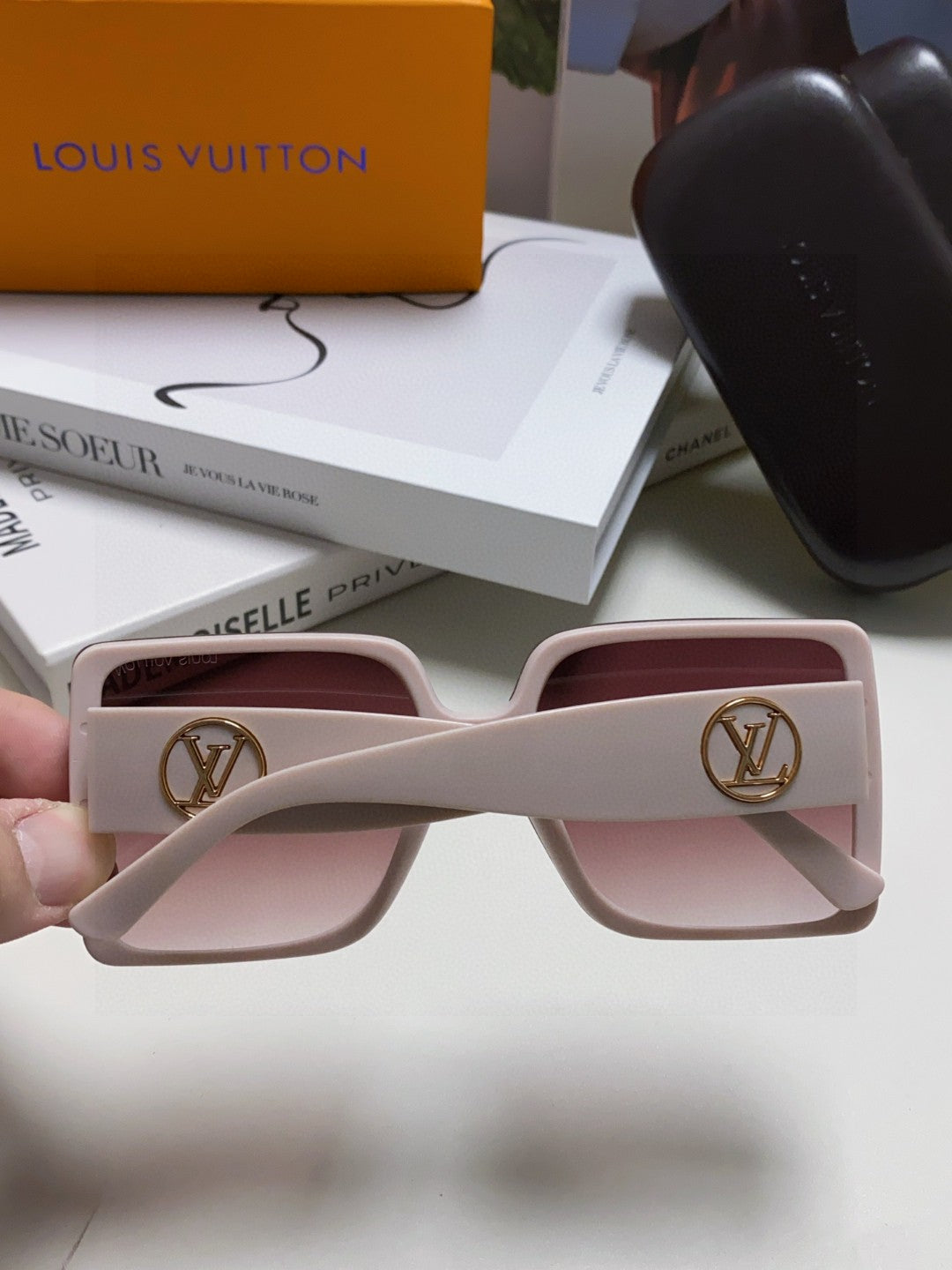 Louis Vuitton Polarized Oversized Red Lens Sunglasses for Women - 414918 - detail image 4