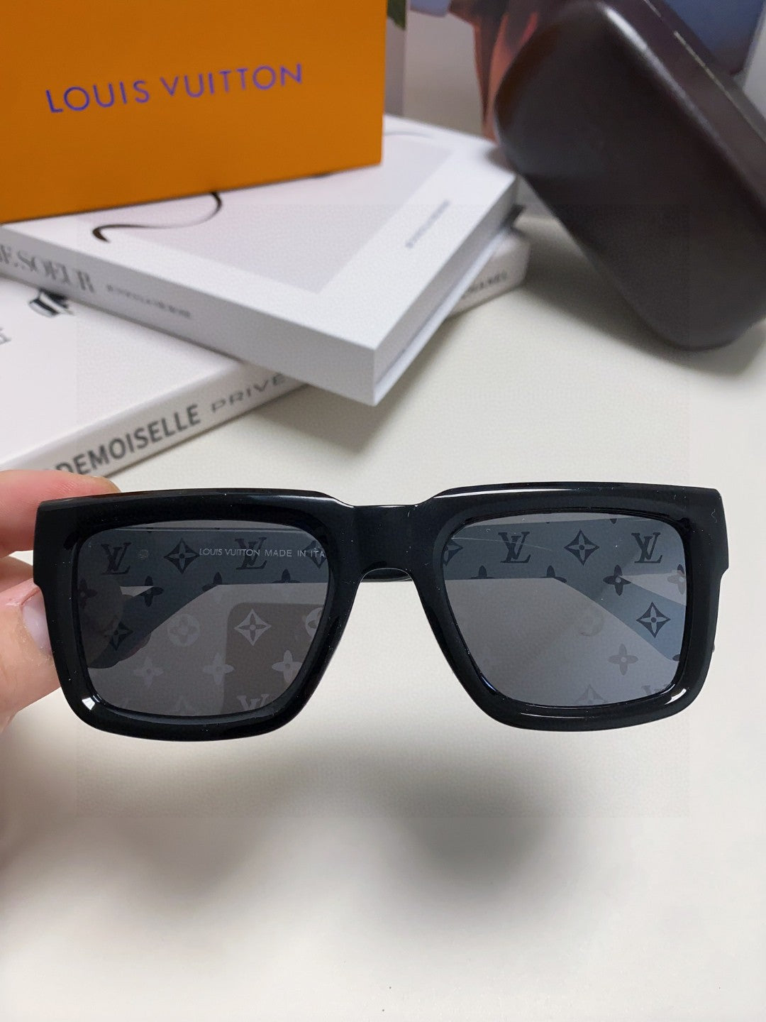 Louis Vuitton Fashion Gray Lens Sunglasses for Men & Women - 414907 - detail image 2