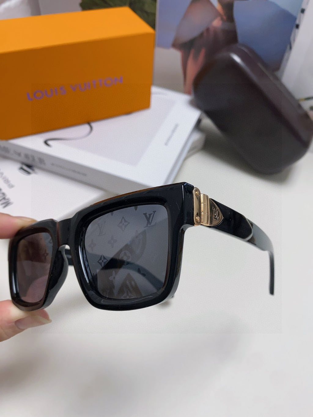 Louis Vuitton Fashion Gray Lens Sunglasses for Men & Women - 414907 - detail image 4