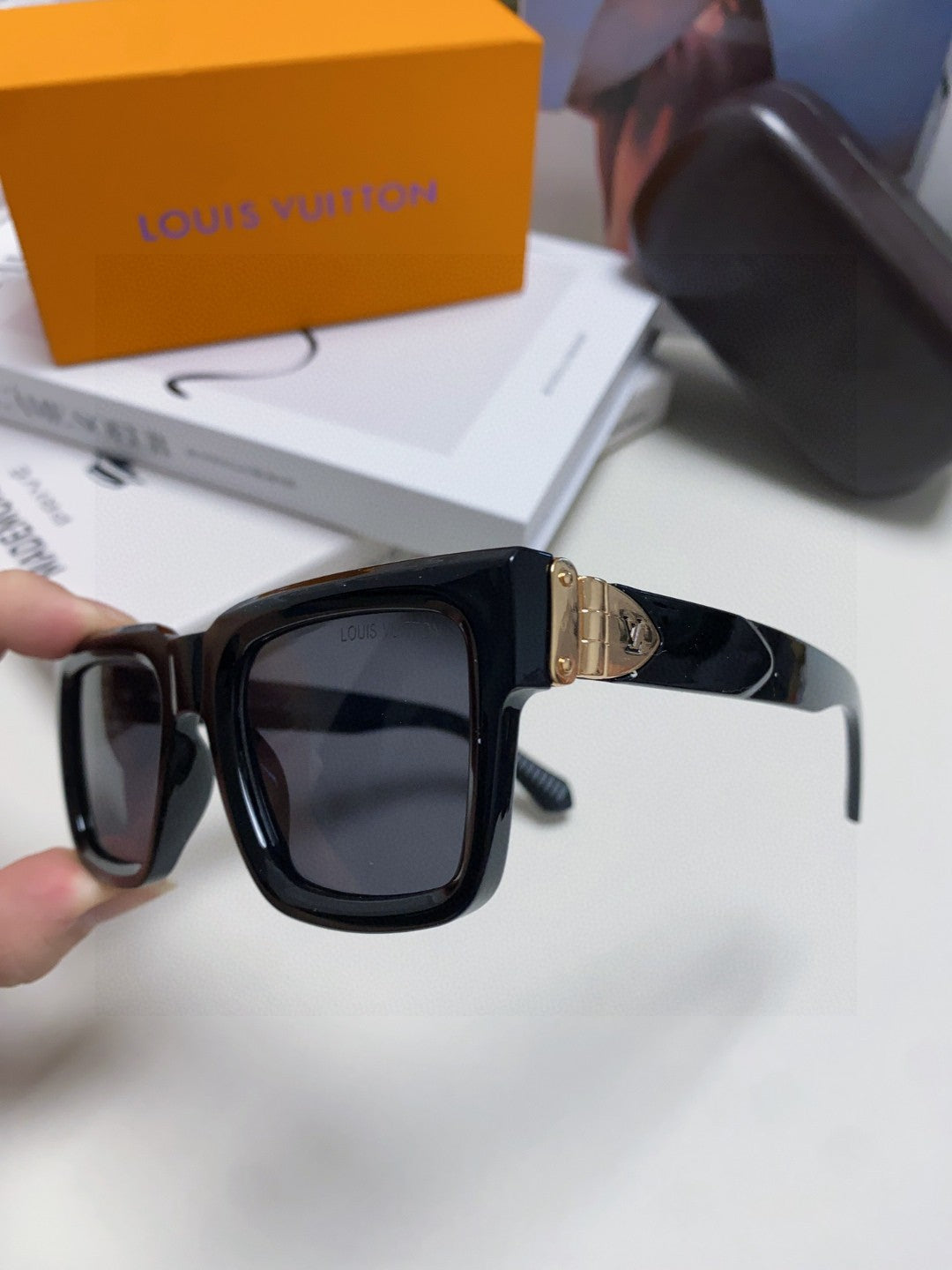 Louis Vuitton Fashion Black Lens Sunglasses for Men & Women - 414909 - detail image 5
