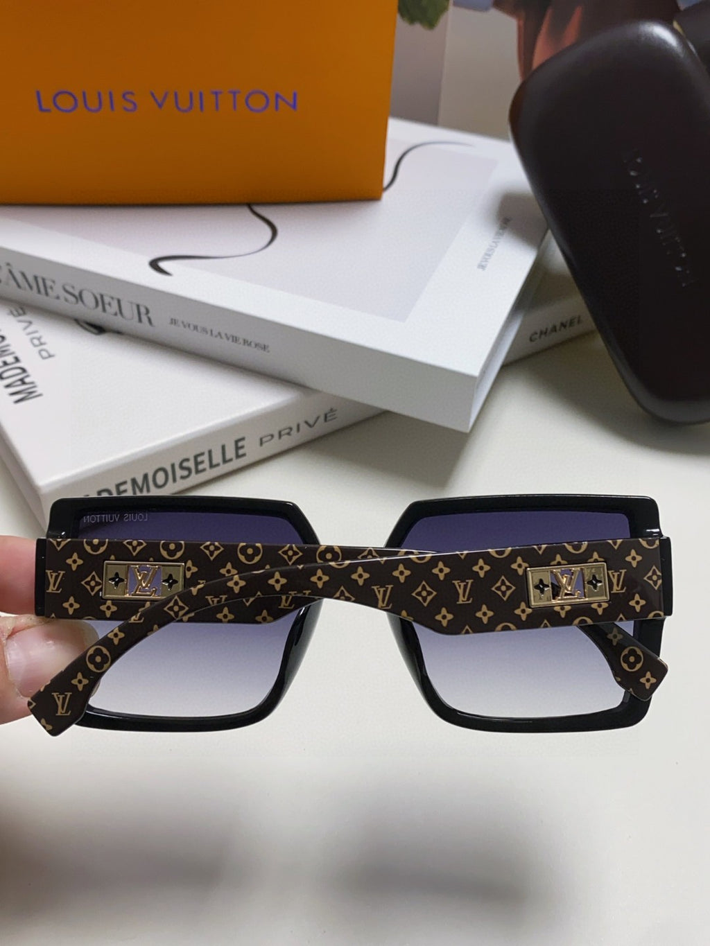 Louis Vuitton Polarized Oversized Gray Lens Sunglasses for Men & Women - detail image 4