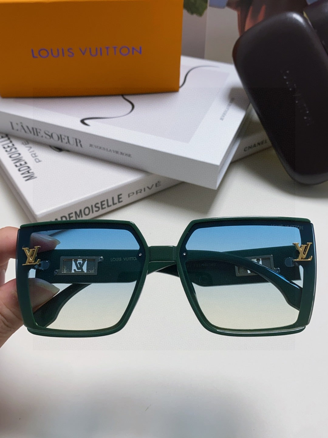 Louis Vuitton Polarized Oversized Black Lens Sunglasses for Men & Women - detail image 3