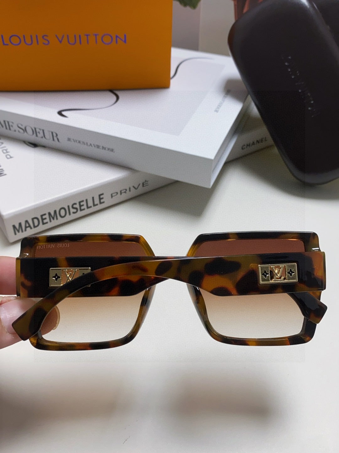 Louis Vuitton Polarized Oversized Brown Lens Sunglasses for Men & Women - detail image 4