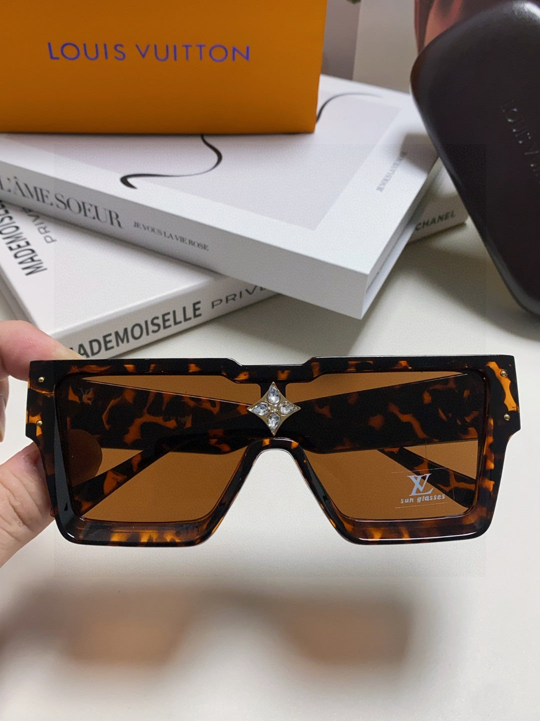 Louis Vuitton Square Black Lens Sunglasses for Men & Women - 371396 - detail image 3
