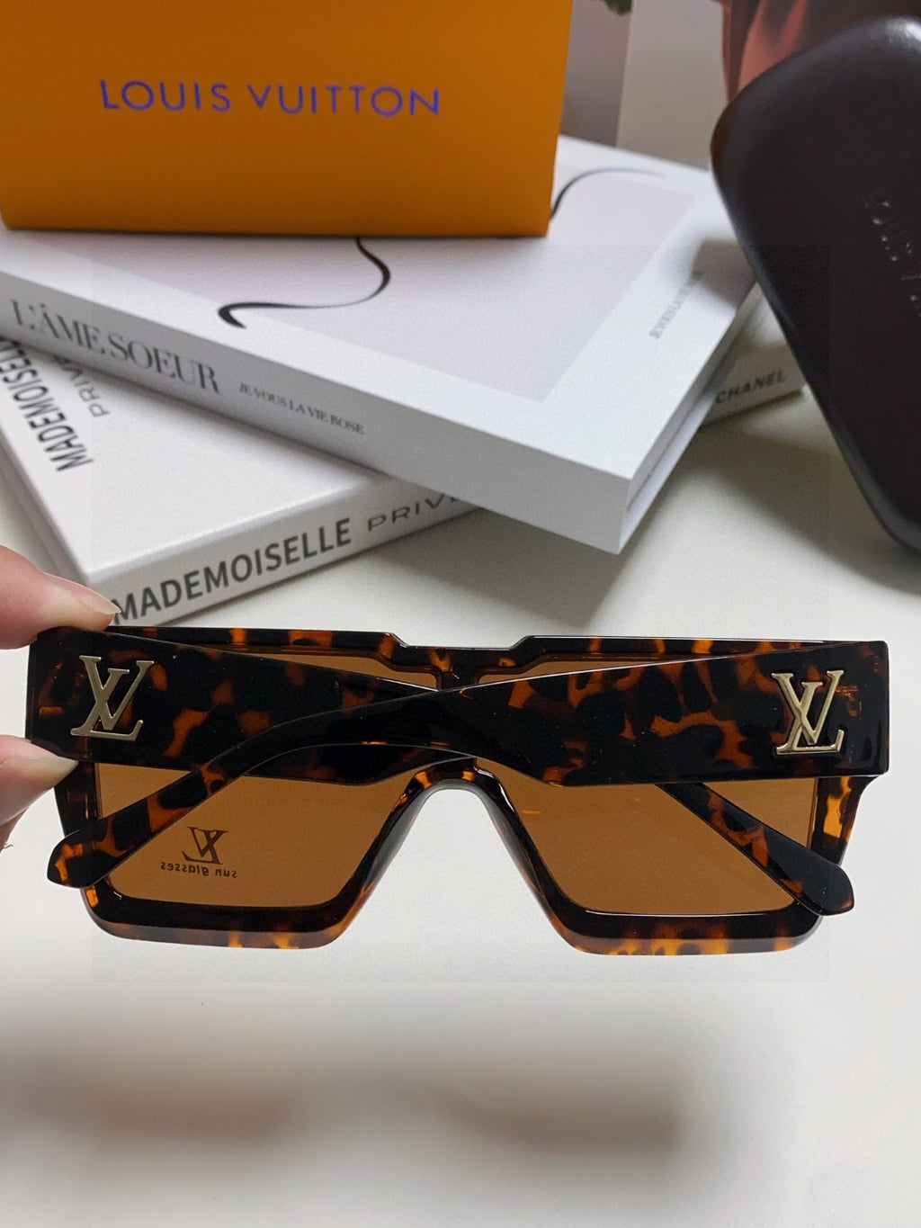 Louis Vuitton Square Black Lens Sunglasses for Men & Women - 371396 - detail image 4