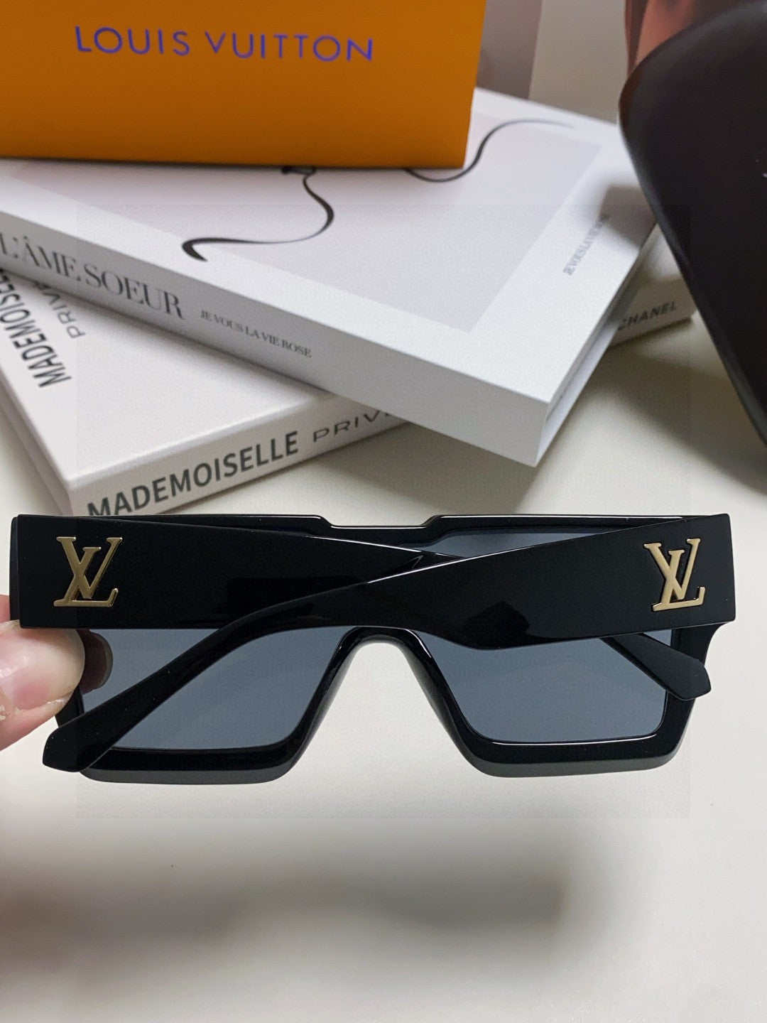 Louis Vuitton Square Black Lens Sunglasses for Men & Women - 371398 - detail image 4
