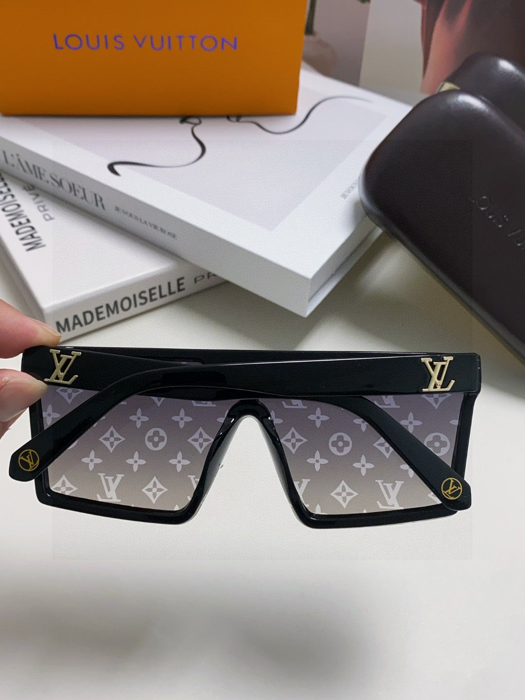 Louis Vuitton Fashion Gray Lens Sunglasses for Men - detail image 4