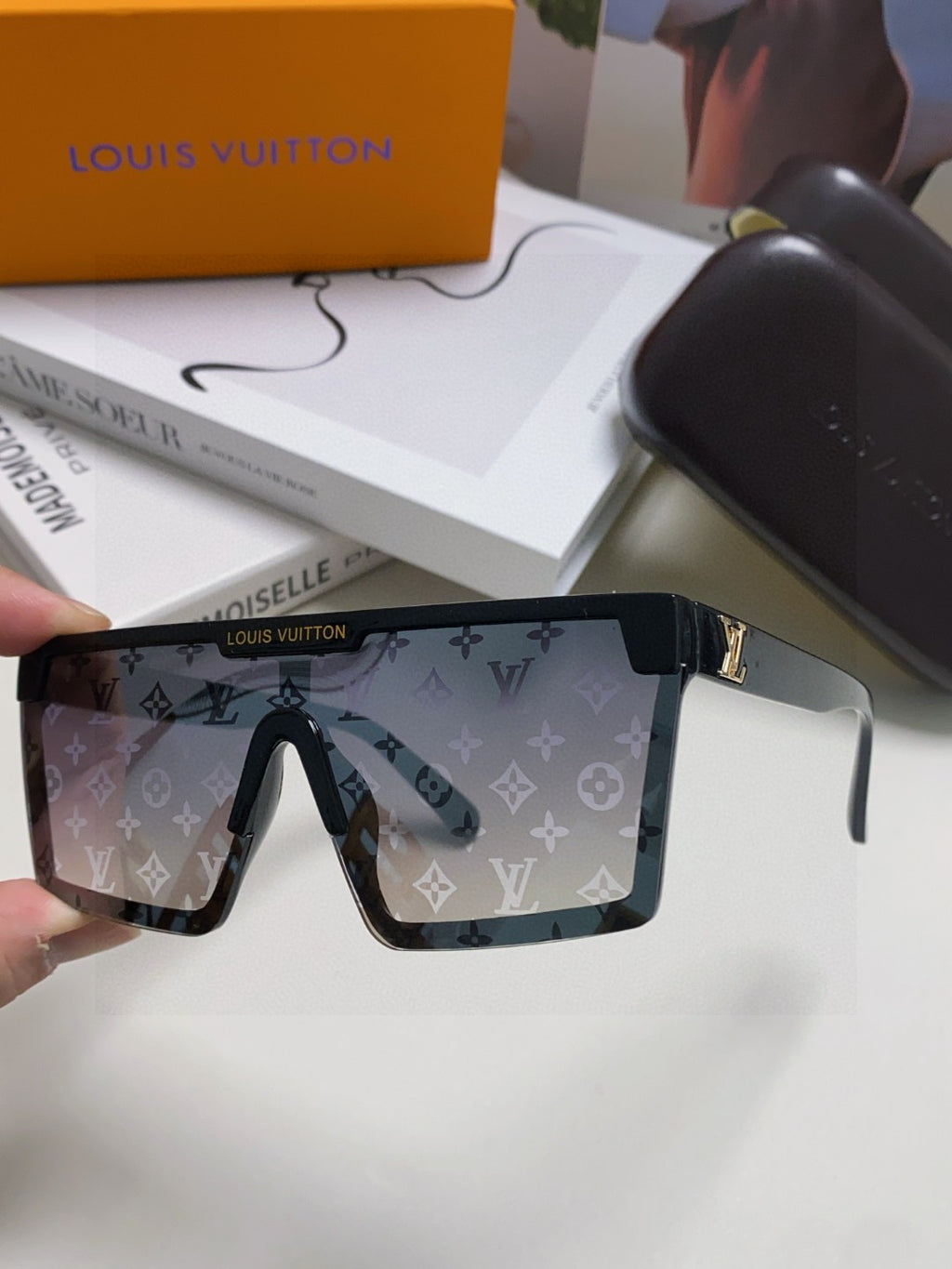 Louis Vuitton Fashion Gray Lens Sunglasses for Men - detail image 5