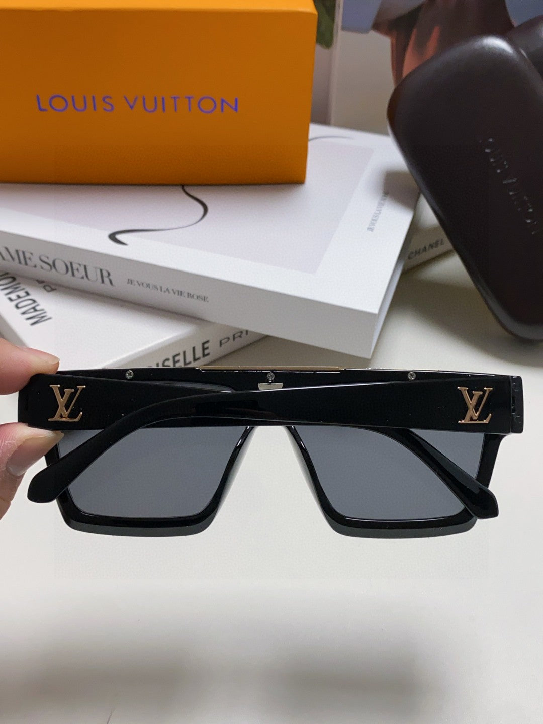 Louis Vuitton Fashion Black Lens Sunglasses for Men - 371271 - detail image 4