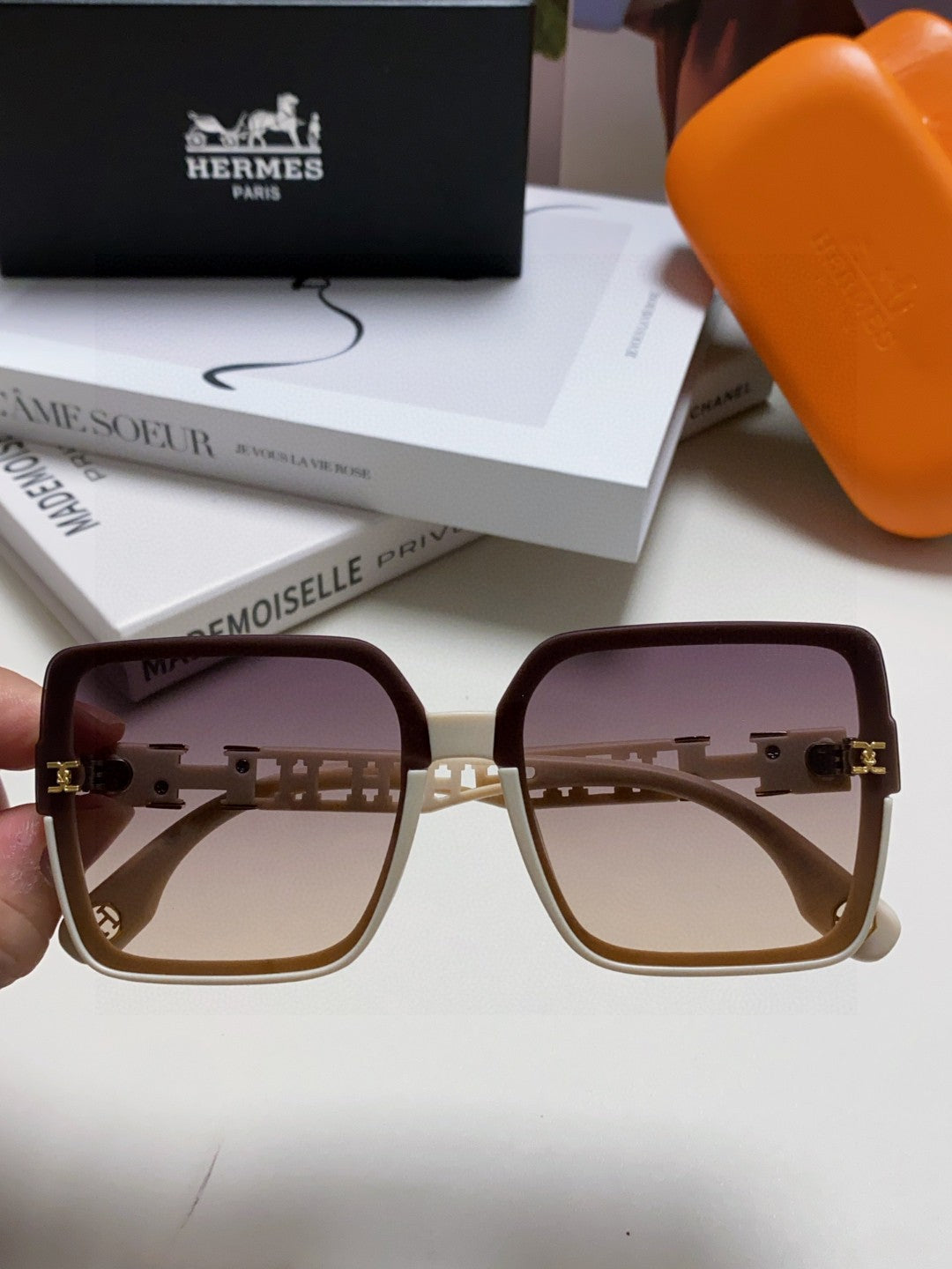 Hermès Fashion Gray Lens Sunglasses for Women - detail image 3