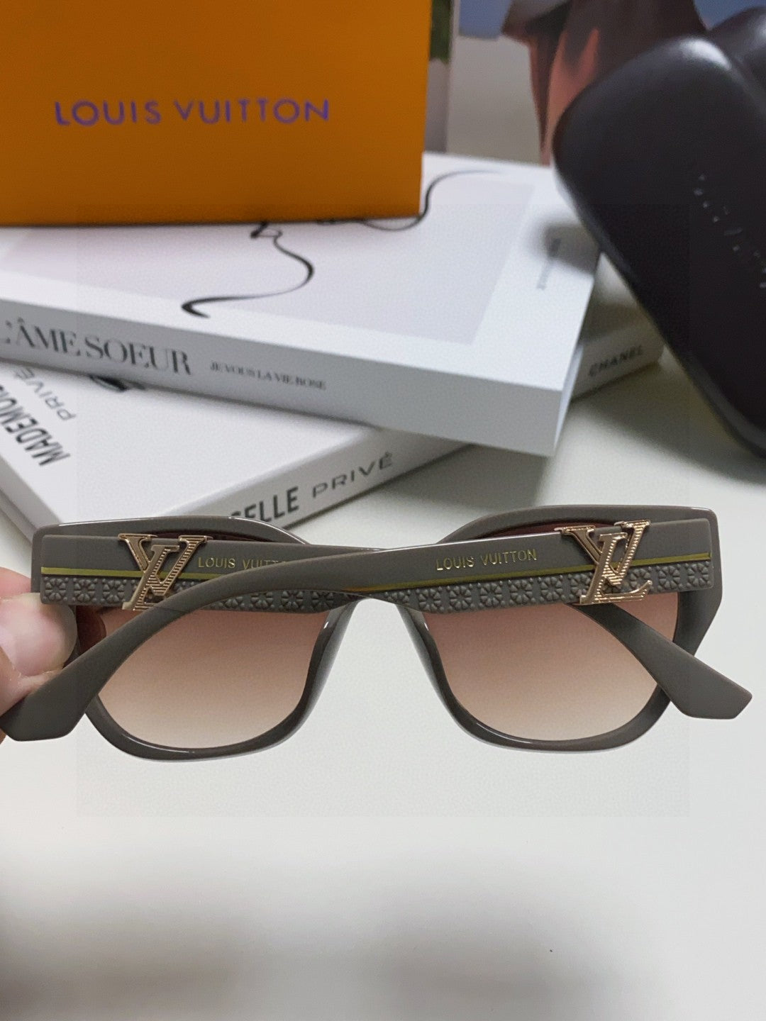 Louis Vuitton Acetate Fashion Gray Lens Sunglasses for Women - 398166 - detail image 4