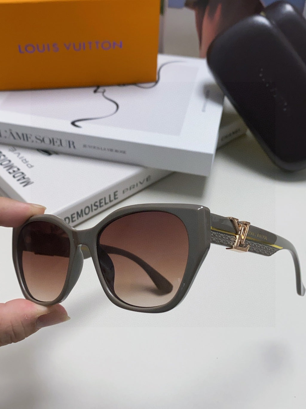 Louis Vuitton Acetate Fashion Gray Lens Sunglasses for Women - 398166 - detail image 5