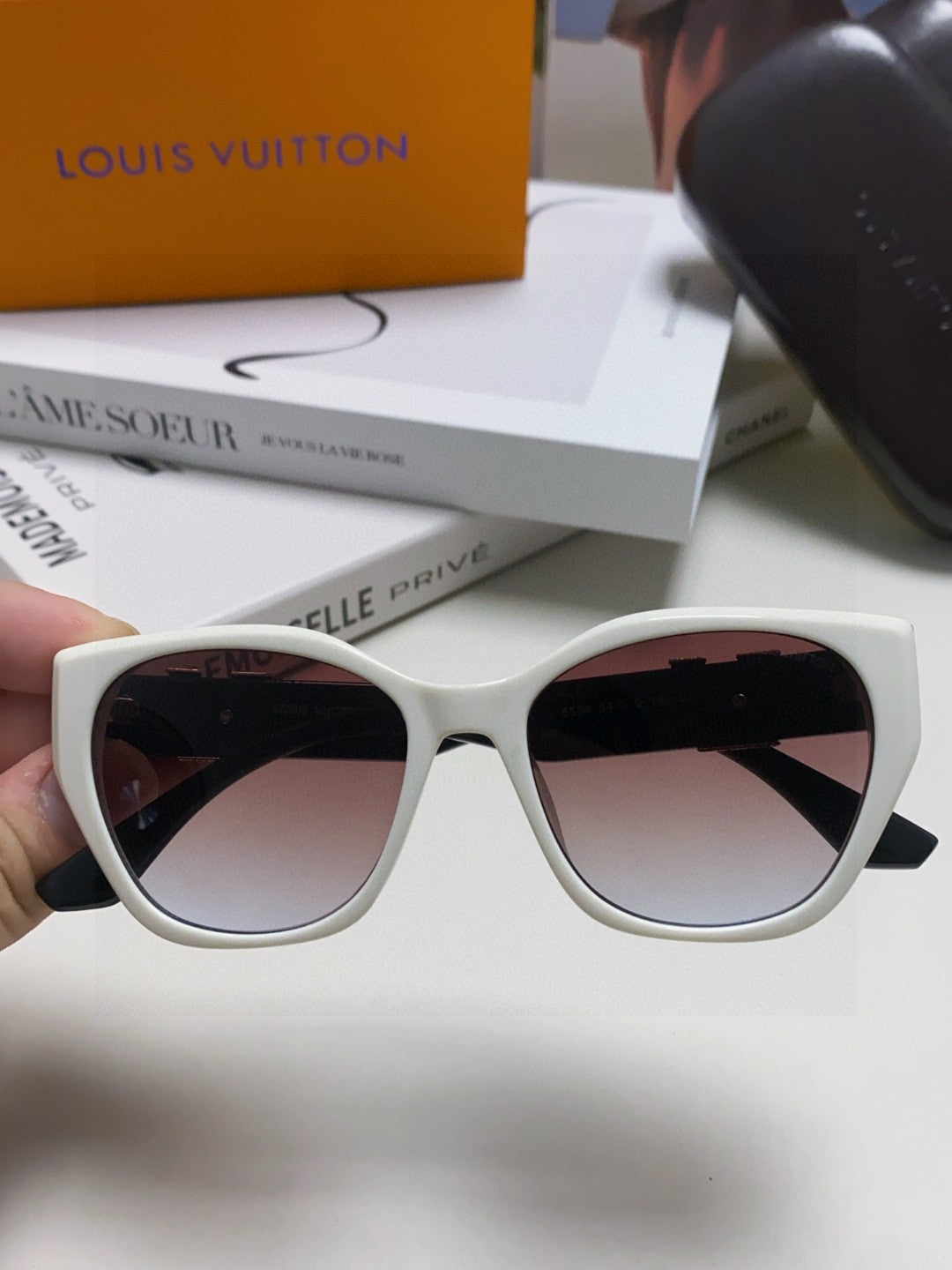 Louis Vuitton Acetate Fashion Gray Lens Sunglasses for Women - 398167 - detail image 3