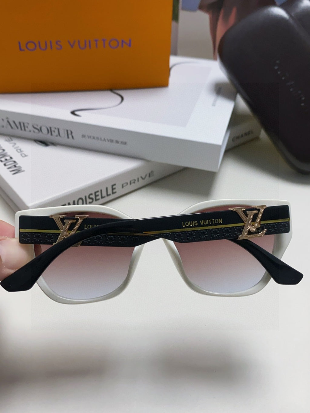 Louis Vuitton Acetate Fashion Gray Lens Sunglasses for Women - 398167 - detail image 4