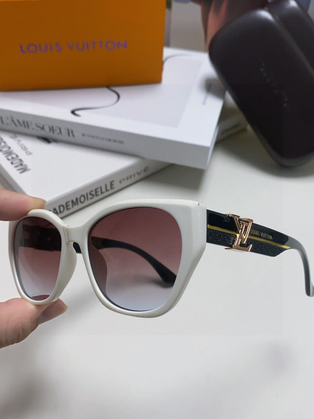 Louis Vuitton Acetate Fashion Gray Lens Sunglasses for Women - 398167 - detail image 5