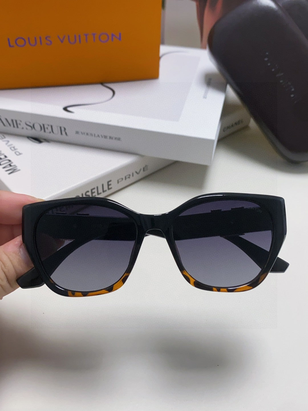 Louis Vuitton Acetate Fashion Gray Lens Sunglasses for Women - detail image 3