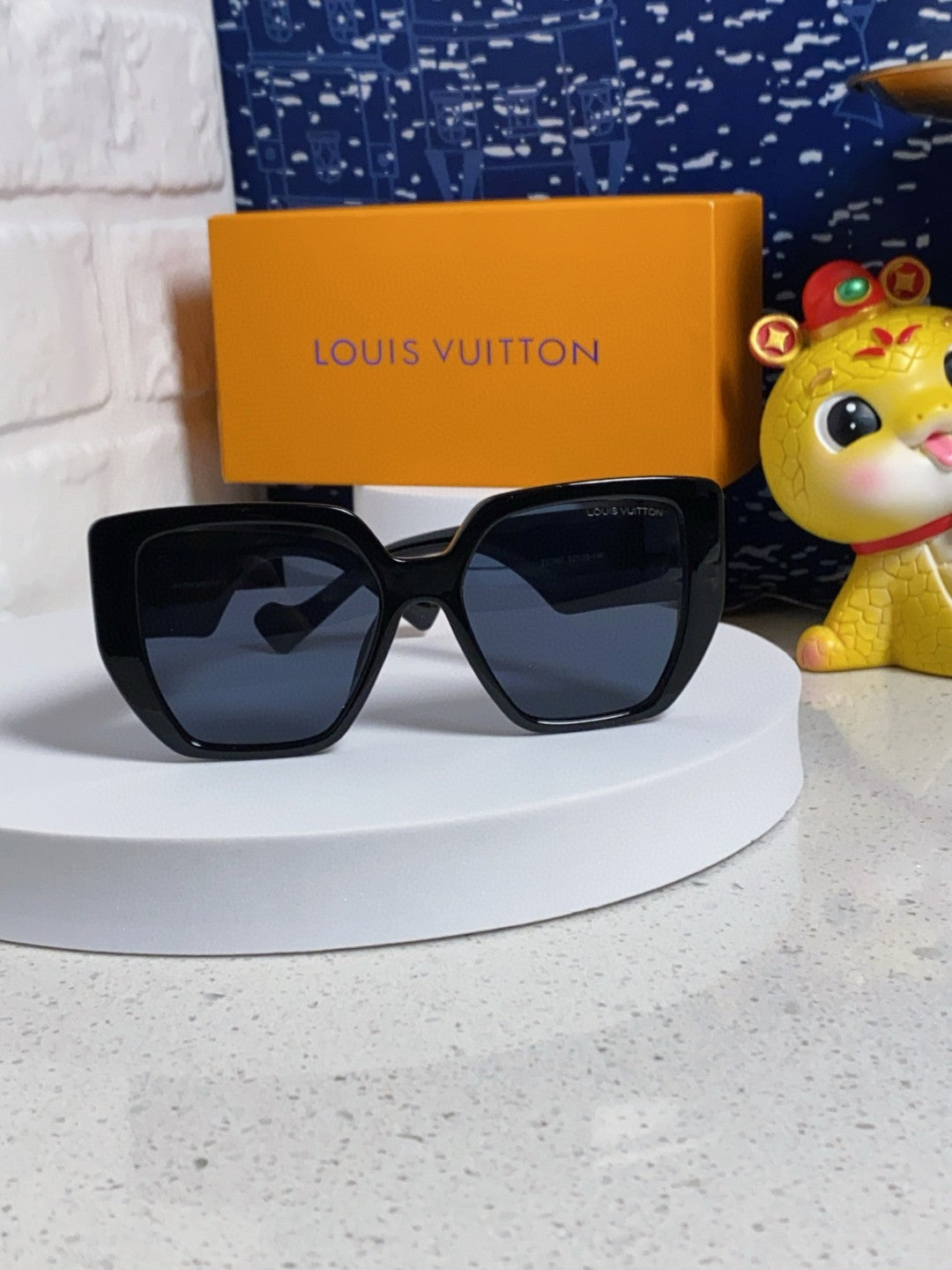 Louis Vuitton Square Blue Lens Sunglasses for Women - 381876 - detail image 2