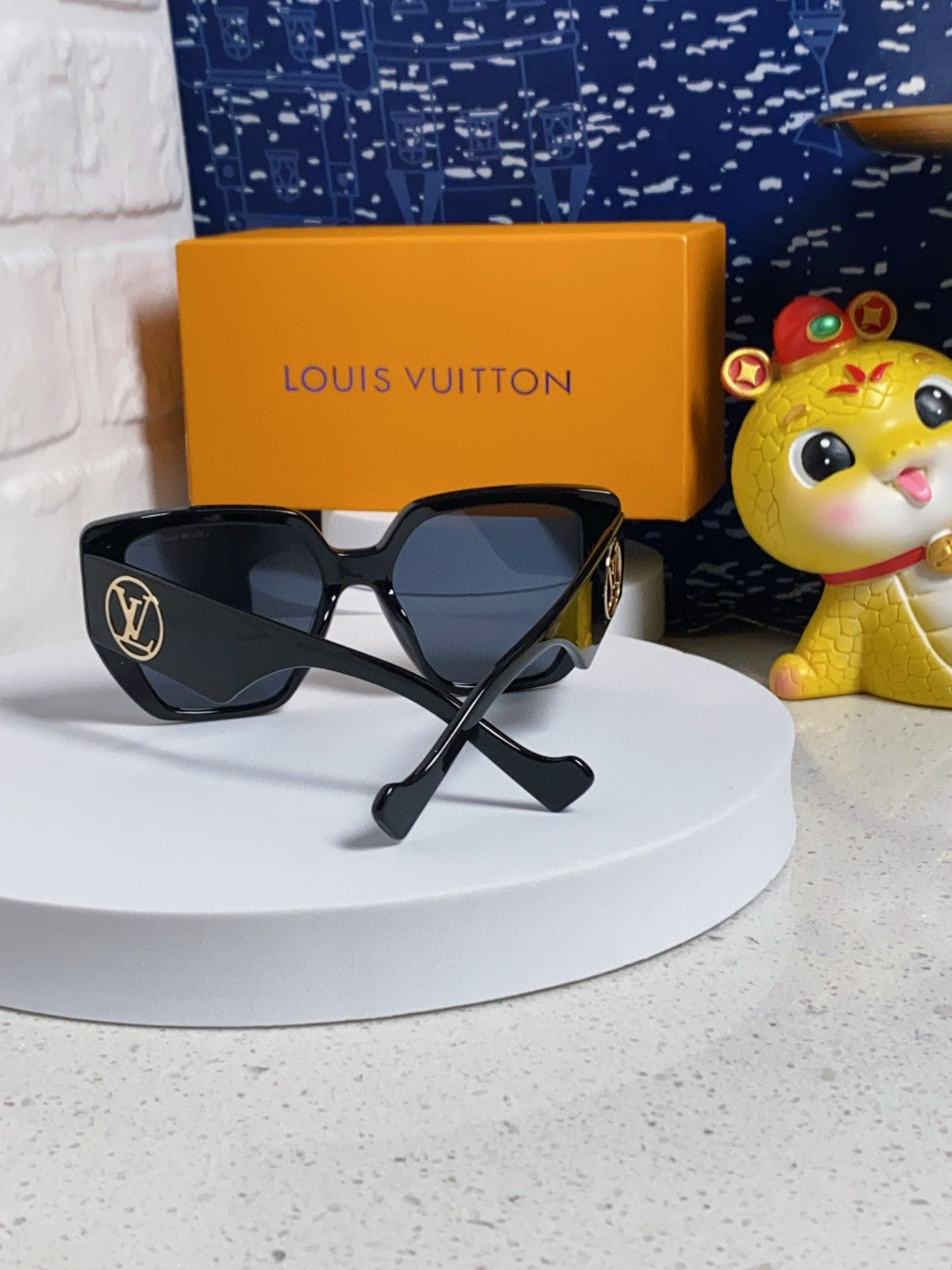 Louis Vuitton Square Blue Lens Sunglasses for Women - 381876 - detail image 3