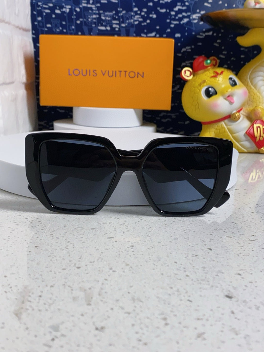 Louis Vuitton Square Blue Lens Sunglasses for Women - 381876 - detail image 8