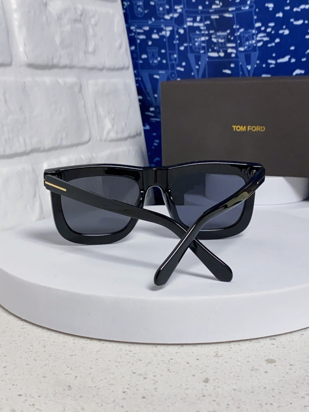 Tom Ford Oversized Gray Lens Sunglasses for Men & Women - detail image 2