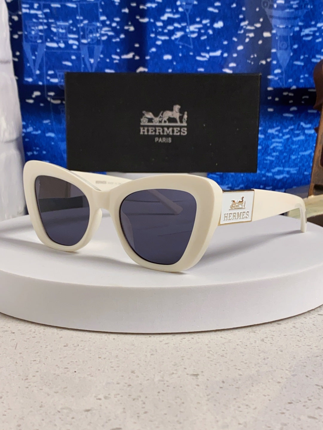 Hermès Cat-Eye Silver Lens Sunglasses for Men & Women - 488105