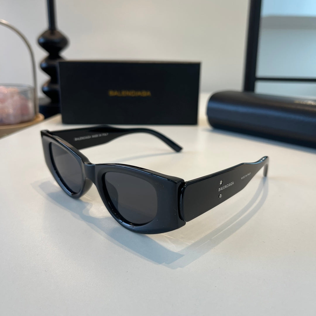 Balenciaga Rectangular Black Lens Sunglasses for Men & Women - 487536 - detail image 3