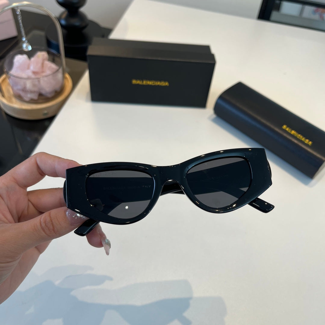 Balenciaga Rectangular Black Lens Sunglasses for Men & Women - 416136 - detail image 4