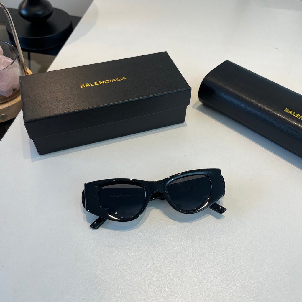Balenciaga Rectangular Black Lens Sunglasses for Men & Women - 487536 - detail image 6