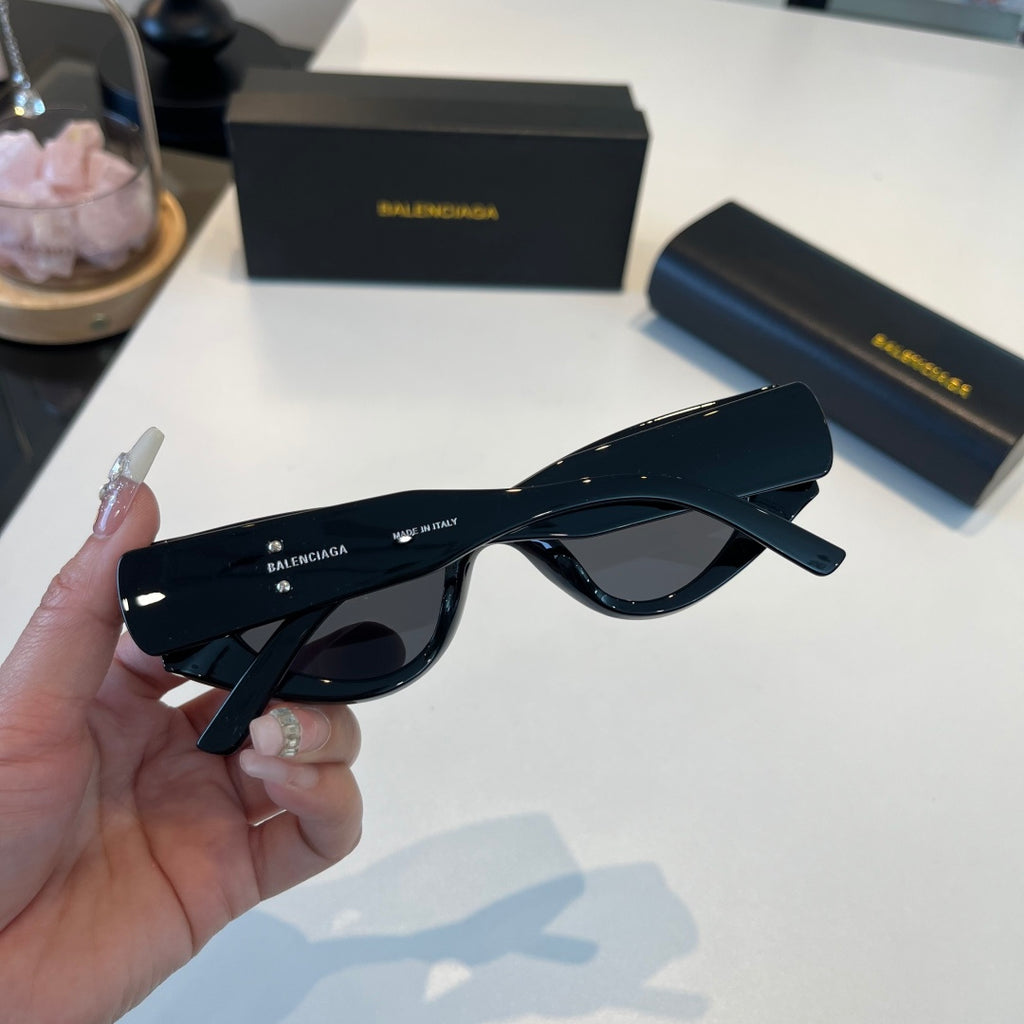 Balenciaga Rectangular Black Lens Sunglasses for Men & Women - 487536 - detail image 5