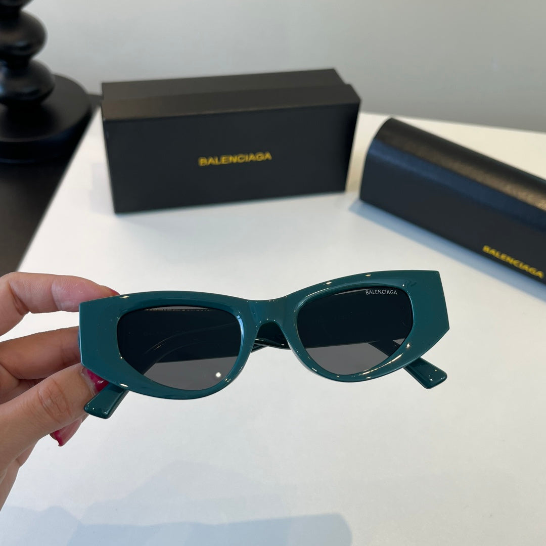 Balenciaga Rectangular Black Lens Sunglasses for Men & Women - 487490 - detail image 4