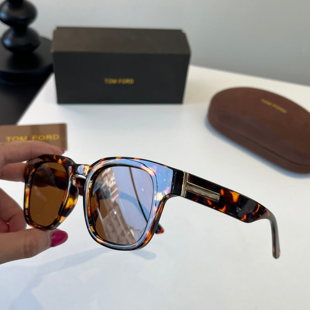 Tom Ford Fashion Black Lens Sunglasses for Men & Women - 487920 - detail image 4