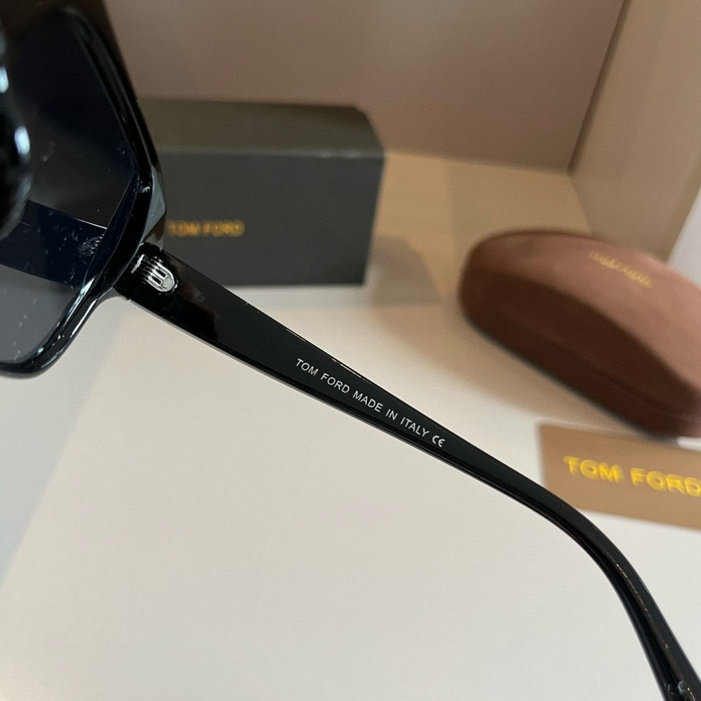 Tom Ford Fashion Gray Lens Sunglasses for Men & Women - 416404 - detail image 9