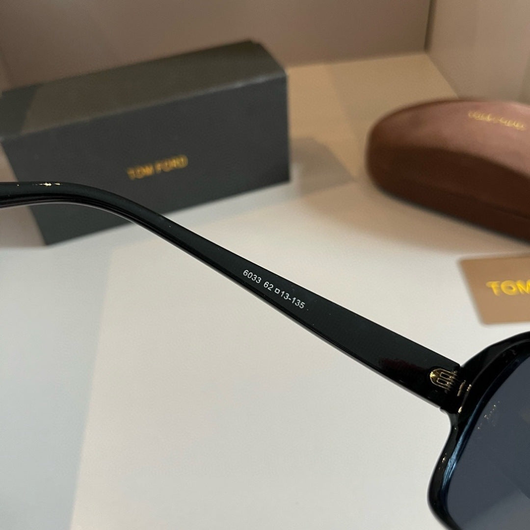 Tom Ford Fashion Gray Lens Sunglasses for Men & Women - 416404 - detail image 6
