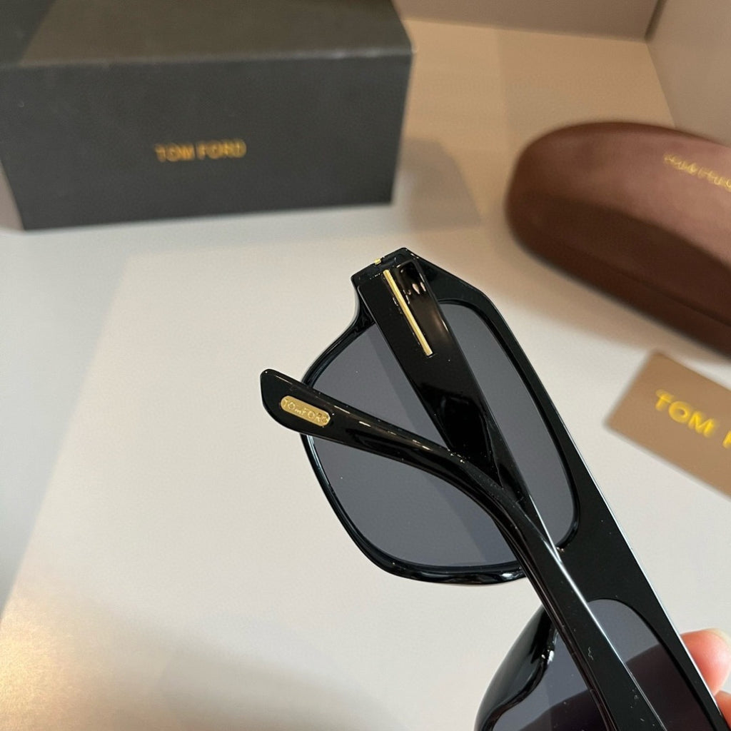 Tom Ford Fashion Gray Lens Sunglasses for Men & Women - 416404 - detail image 8