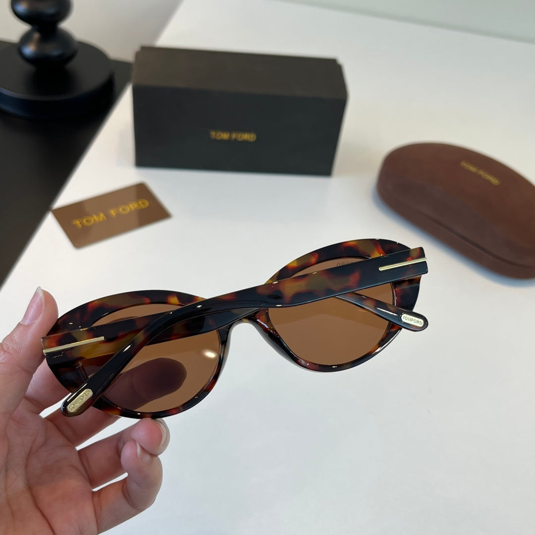 Tom Ford Fashion Black Lens Sunglasses for Men & Women - 466329 - detail image 9