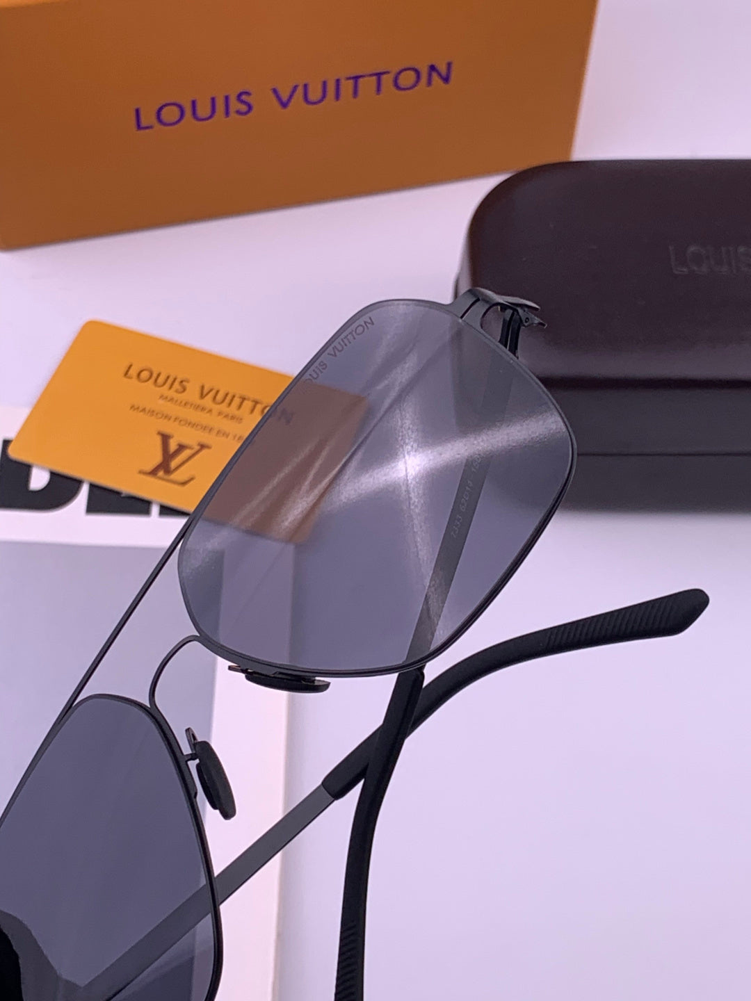 Louis Vuitton L3733 Fashion Gold Lens Sunglasses for Men & Women - 357685 - detail image 4