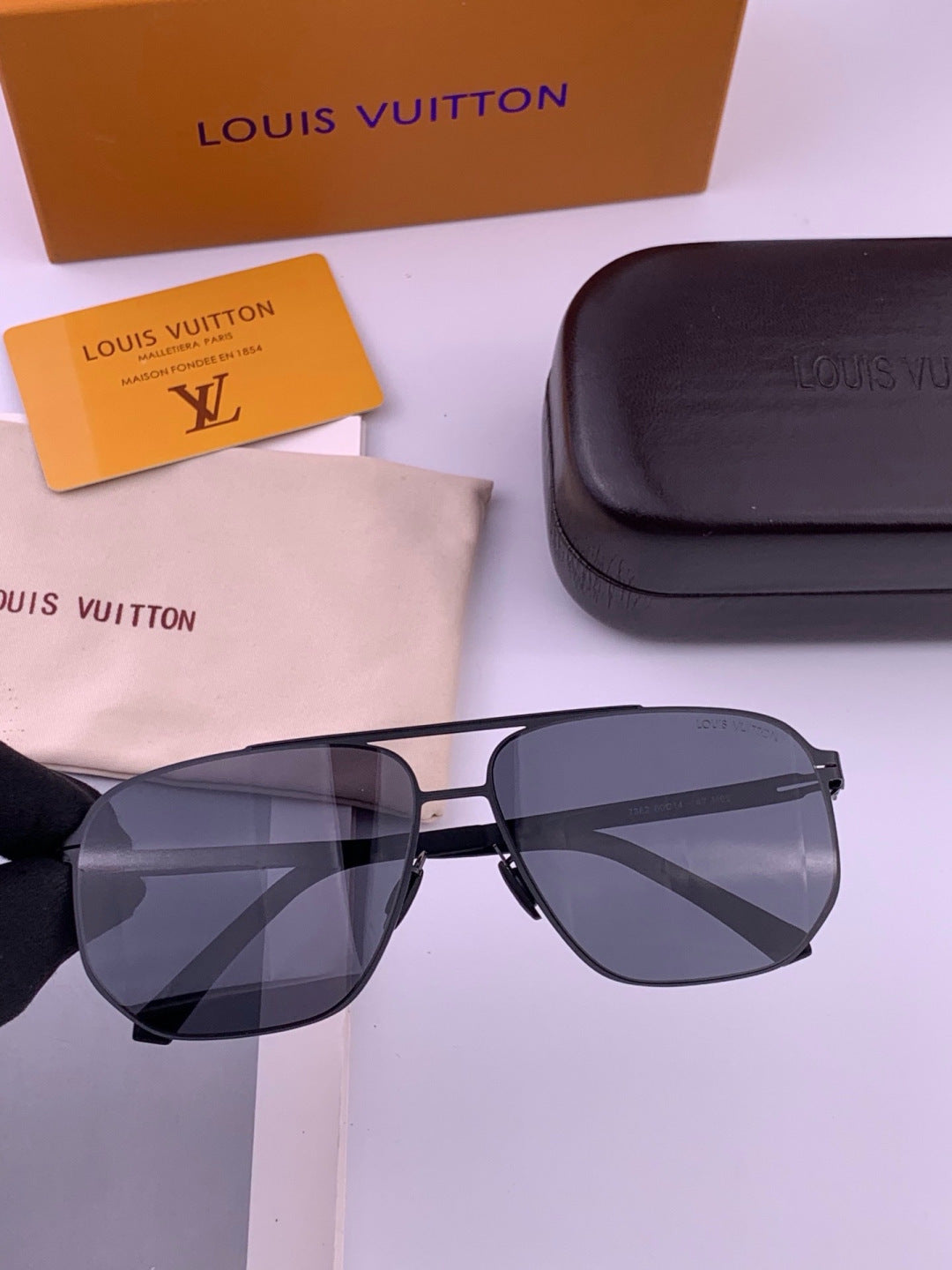 Louis Vuitton L2736 Fashion Gold Lens Sunglasses for Men & Women - 357687