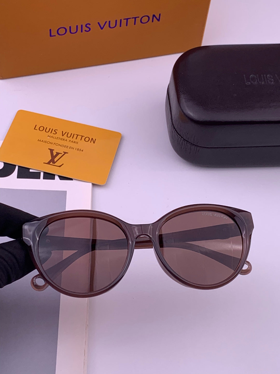 Louis Vuitton L6907 Fashion Black Lens Sunglasses for Men & Women - 357730