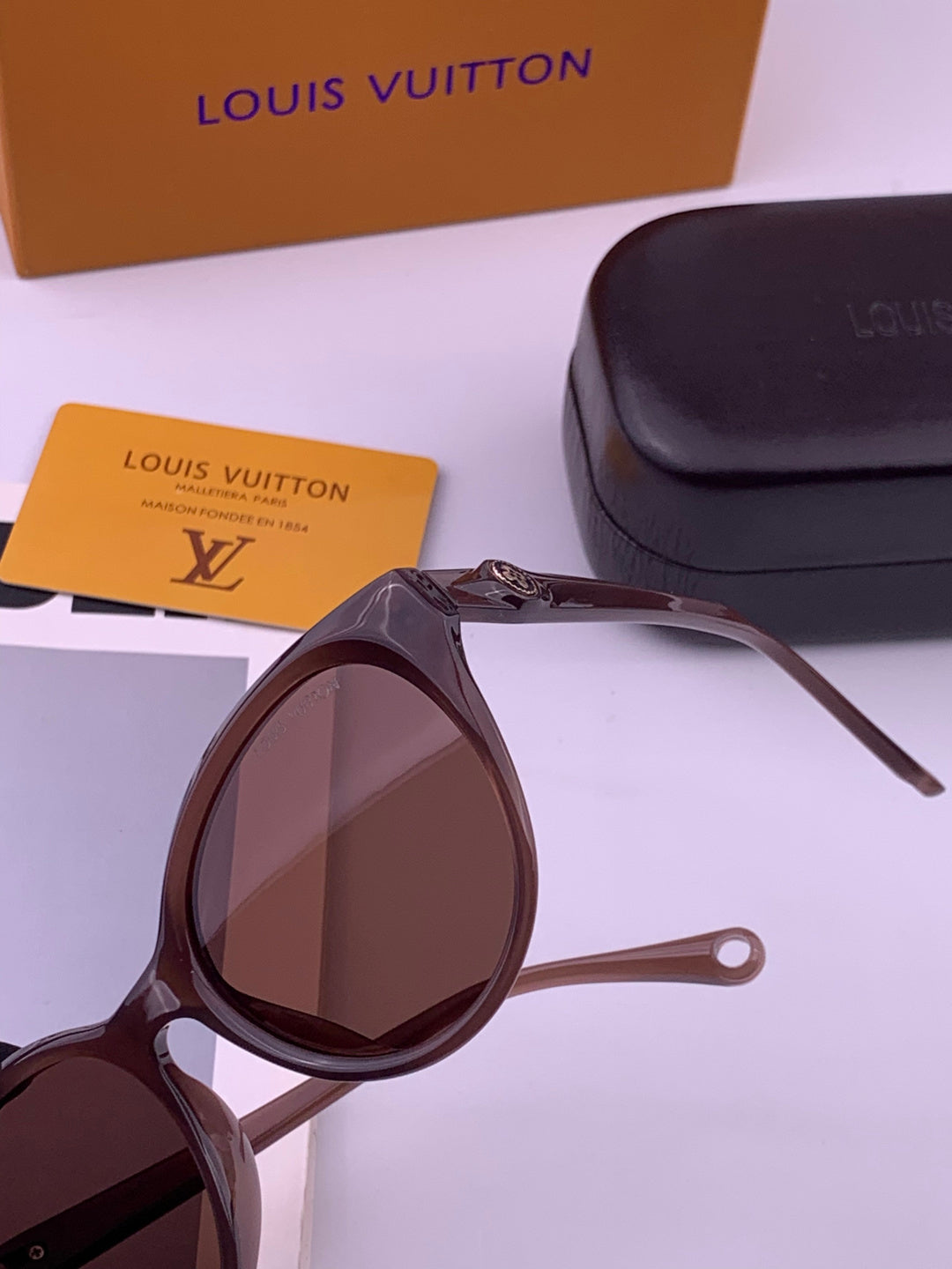 Louis Vuitton L6907 Fashion Black Lens Sunglasses for Men & Women - 357730 - detail image 4