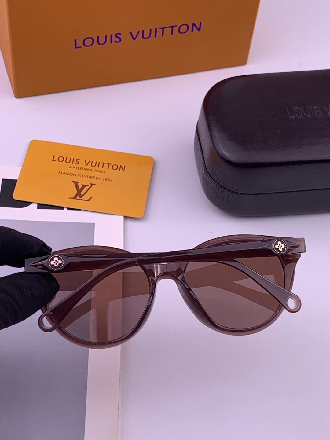 Louis Vuitton L6907 Fashion Black Lens Sunglasses for Men & Women - 357730 - detail image 6