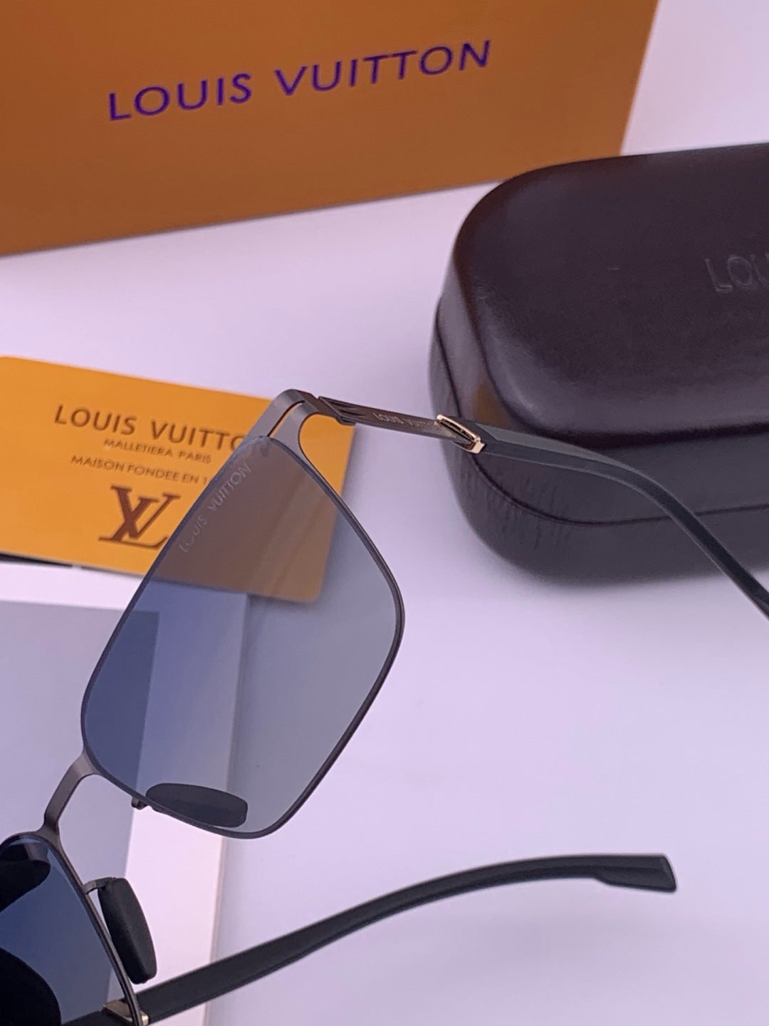 Louis Vuitton L516 Fashion Gold Lens Sunglasses for Men & Women - 357715 - detail image 3