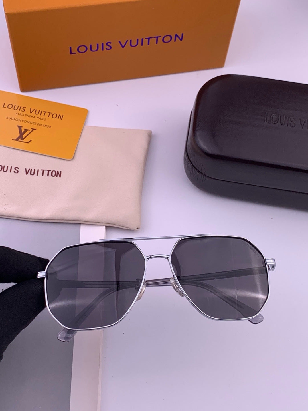 Louis Vuitton L8863 Polarized Aviator Black Lens Sunglasses for Men & - 357663 - detail image 2