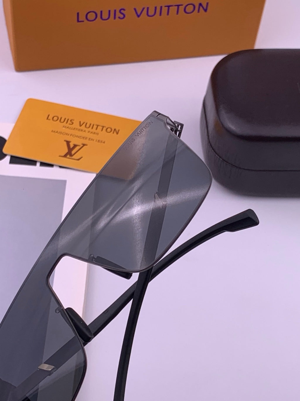 Louis Vuitton L016 Fashion Black Lens Sunglasses for Men & Women - 357633 - detail image 4