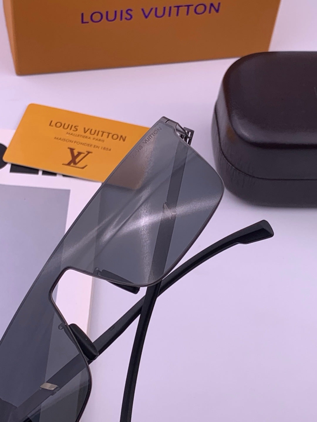 Louis Vuitton L016 Fashion Black Lens Sunglasses for Men & Women - 357633 - detail image 4