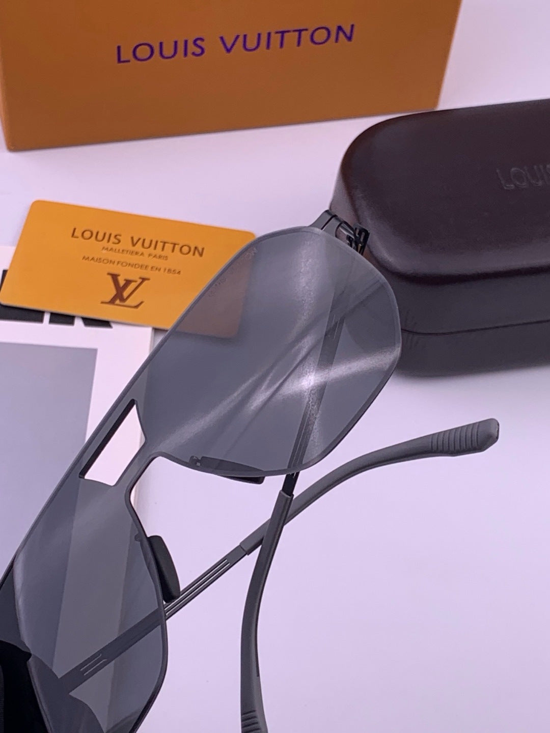Louis Vuitton L010 Fashion Gold Lens Sunglasses for Men & Women - 357634 - detail image 4