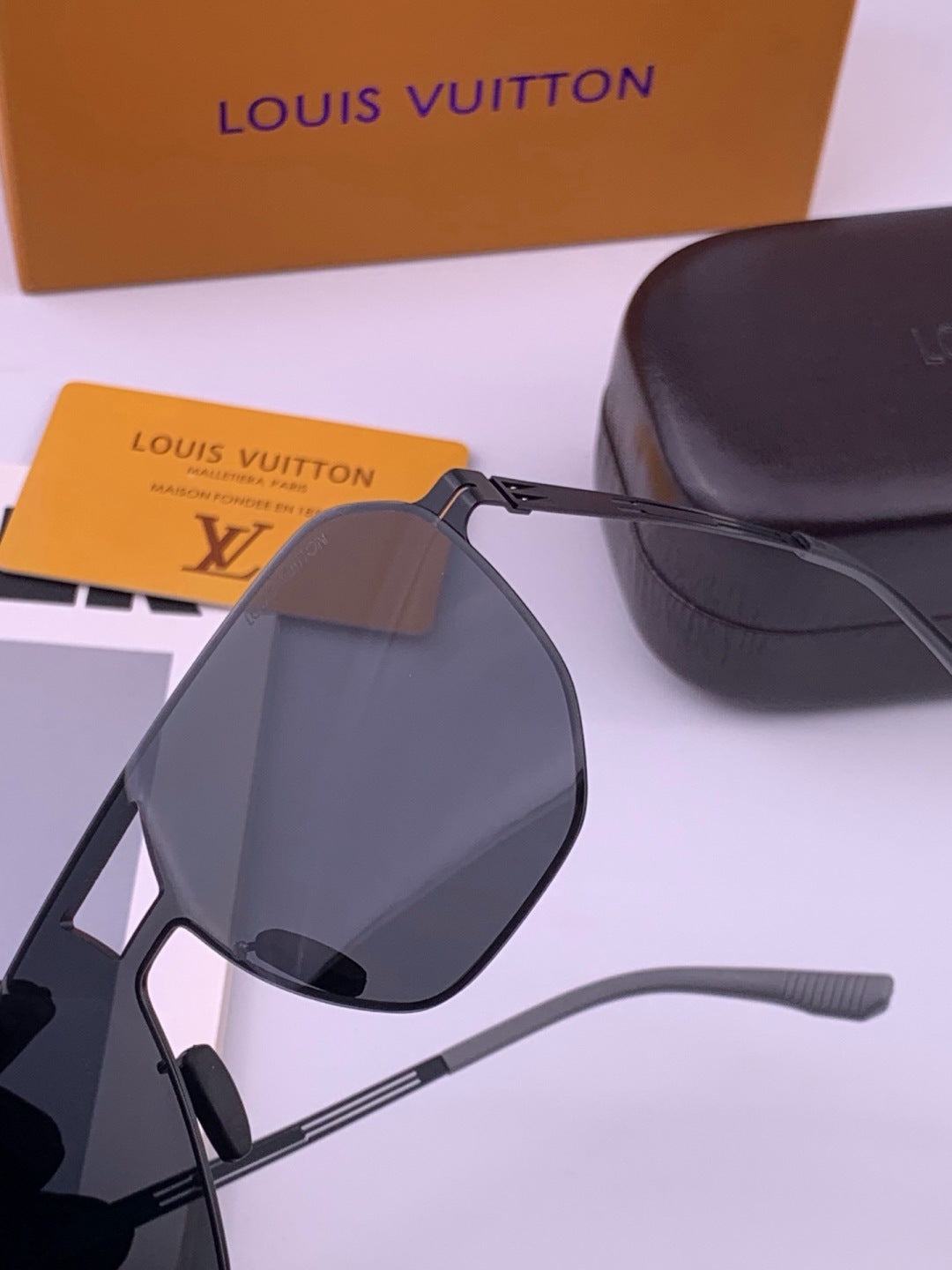 Louis Vuitton L010 Fashion Gold Lens Sunglasses for Men & Women - 357634 - detail image 3